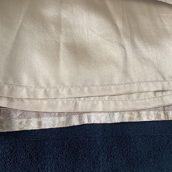 ❇️Ann Taylor pleated taupe/beige silk skirt with gold sequins and thread accents - Picture 7 of 9